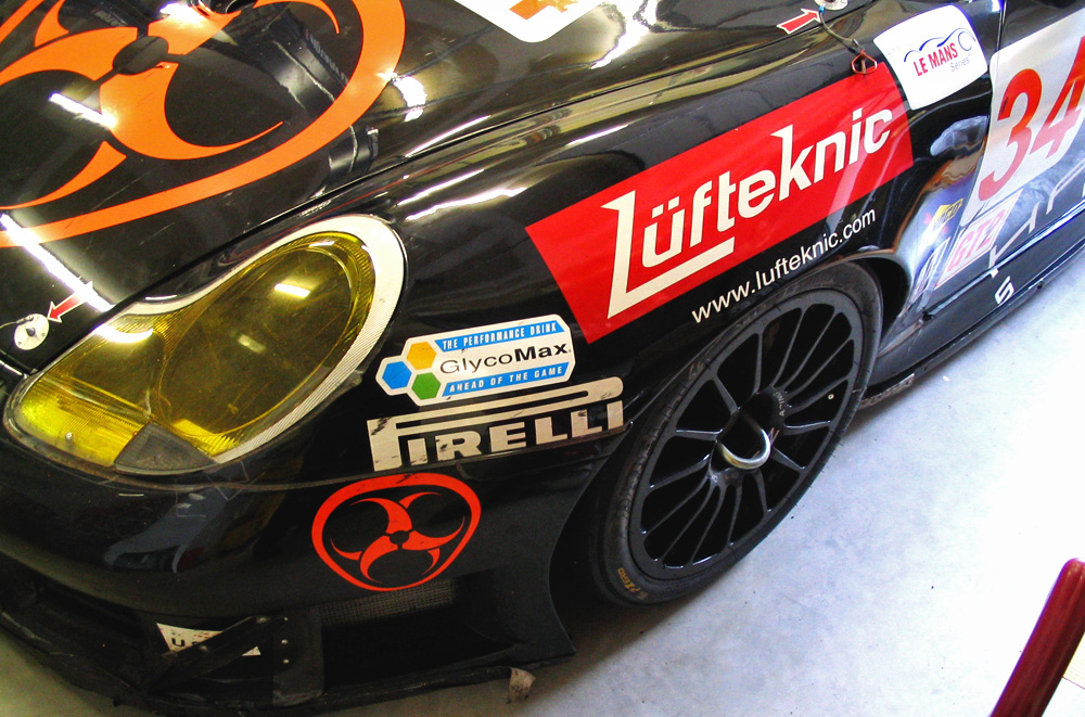Porsche 911 race car fender showing Lüfteknic logo