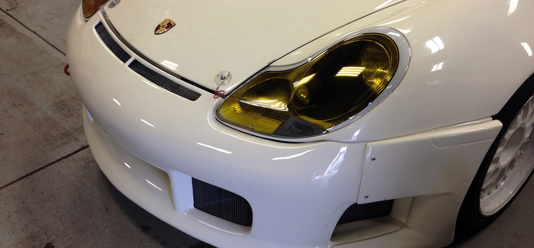 A close up picture of the front of a 996 GT3 RSR in white.