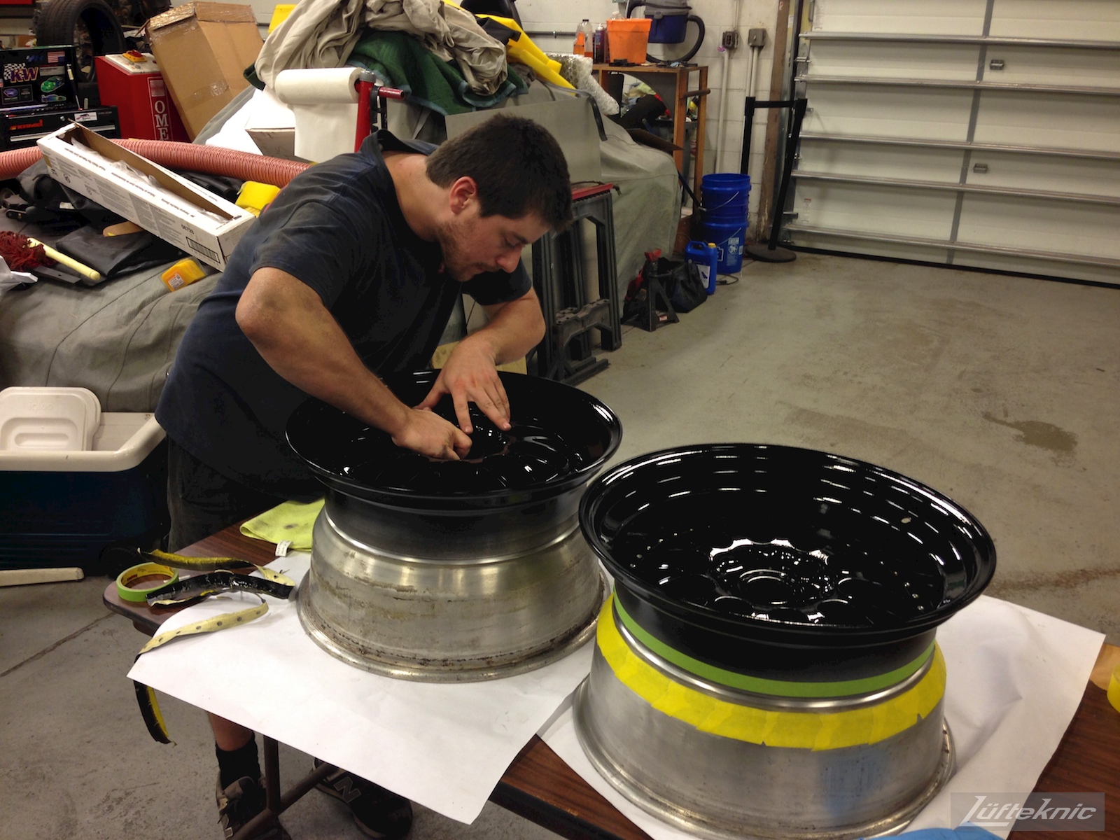 A Lüfteknic employee assembles gloss-black painted wheels for projectstuka.