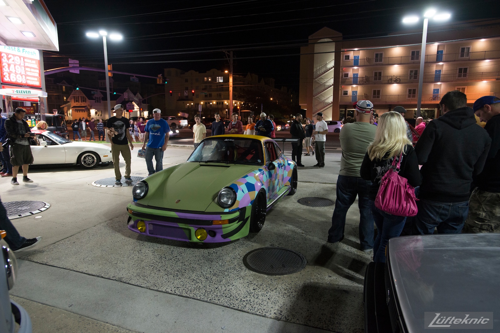 The Lüfteknic #projectstuka Porsche 930 Turbo at 7-11 with bystanders taking in the car.