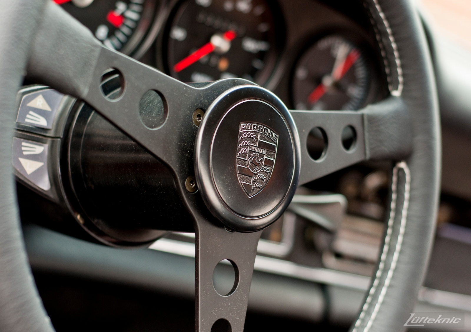 Momo Prototipo steering wheel with Porsche horn button.
